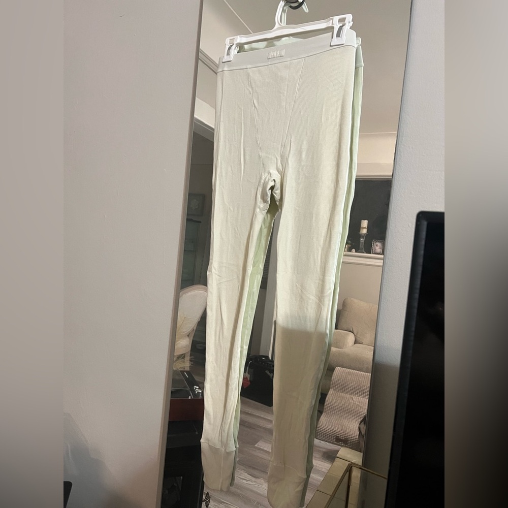 SKIMS Ribbed Cream Leggings